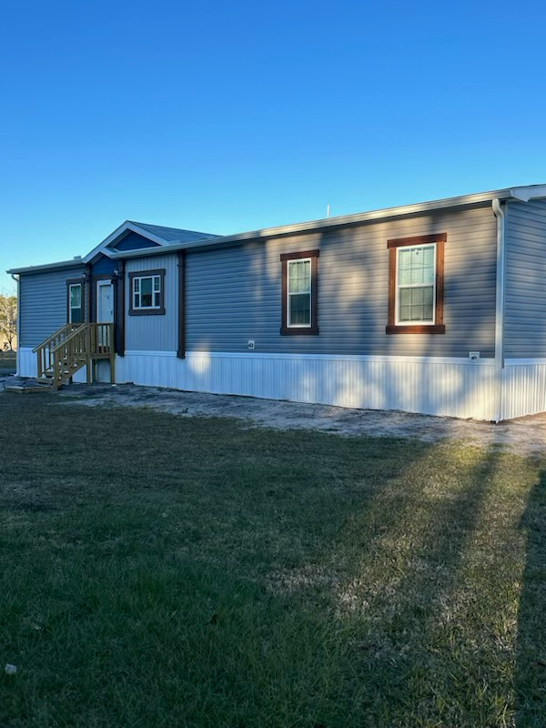 a mobile home is sitting on top of a lush green field