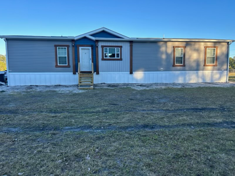 a mobile home is sitting on top of a lush green field