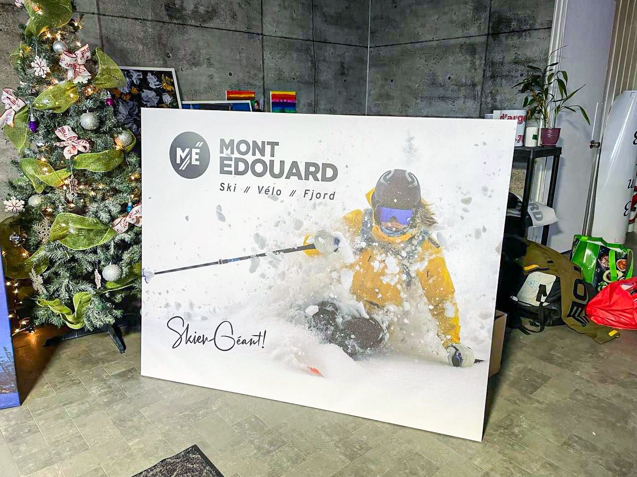 Une peinture représentant une personne skiant devant un sapin de Noël.