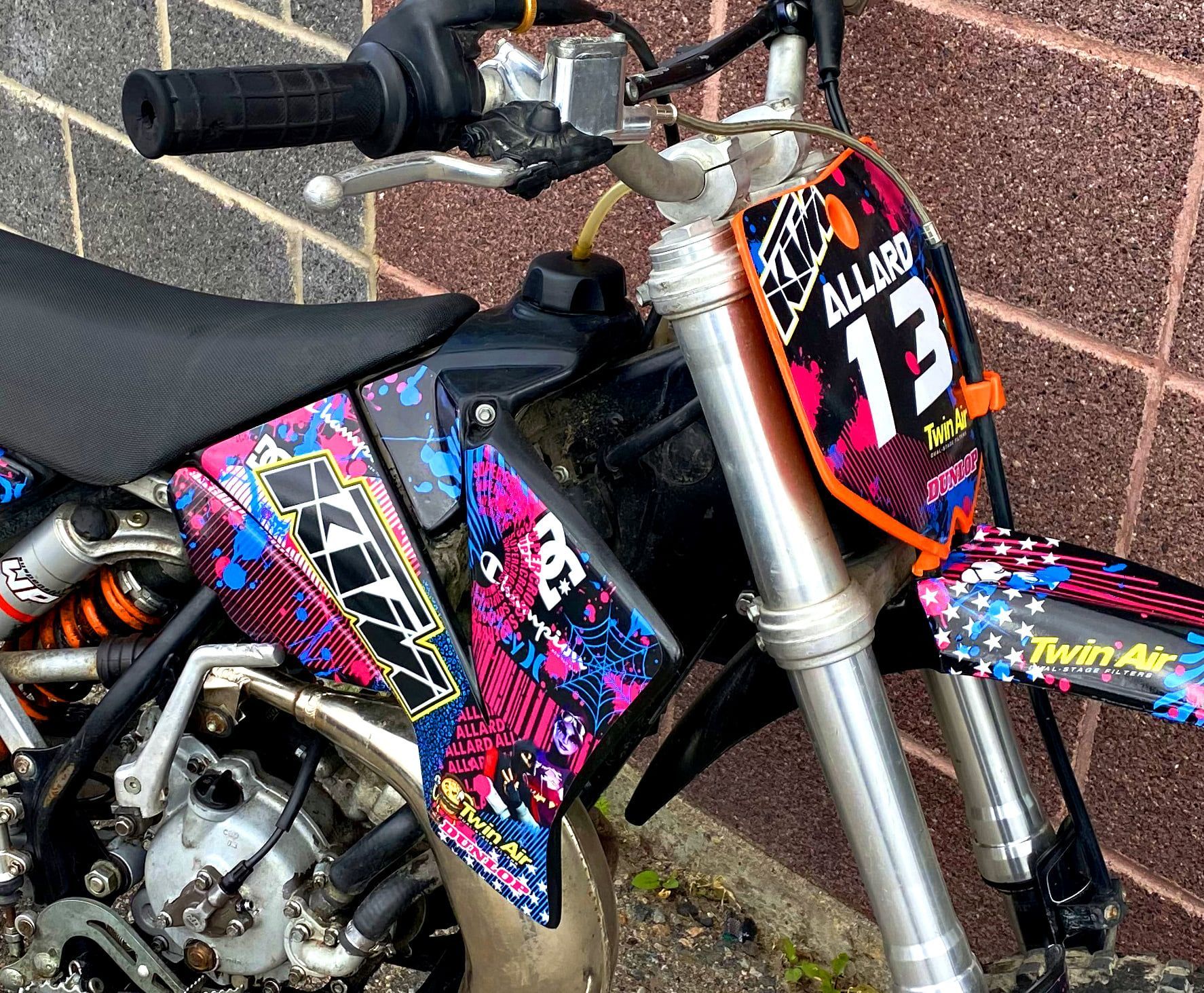 Une moto tout-terrain colorée avec le numéro 13 dessus