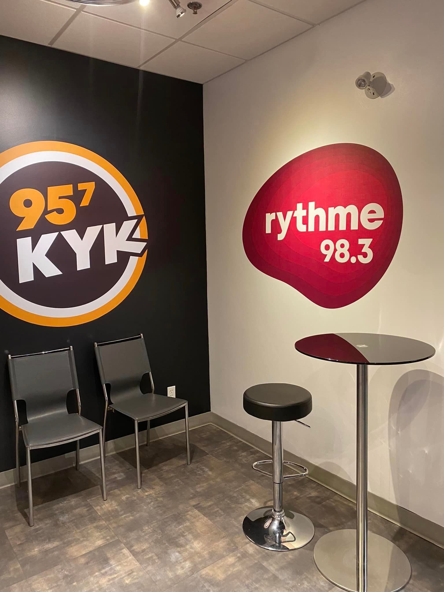 Une pièce avec une pancarte indiquant rythme 98.9