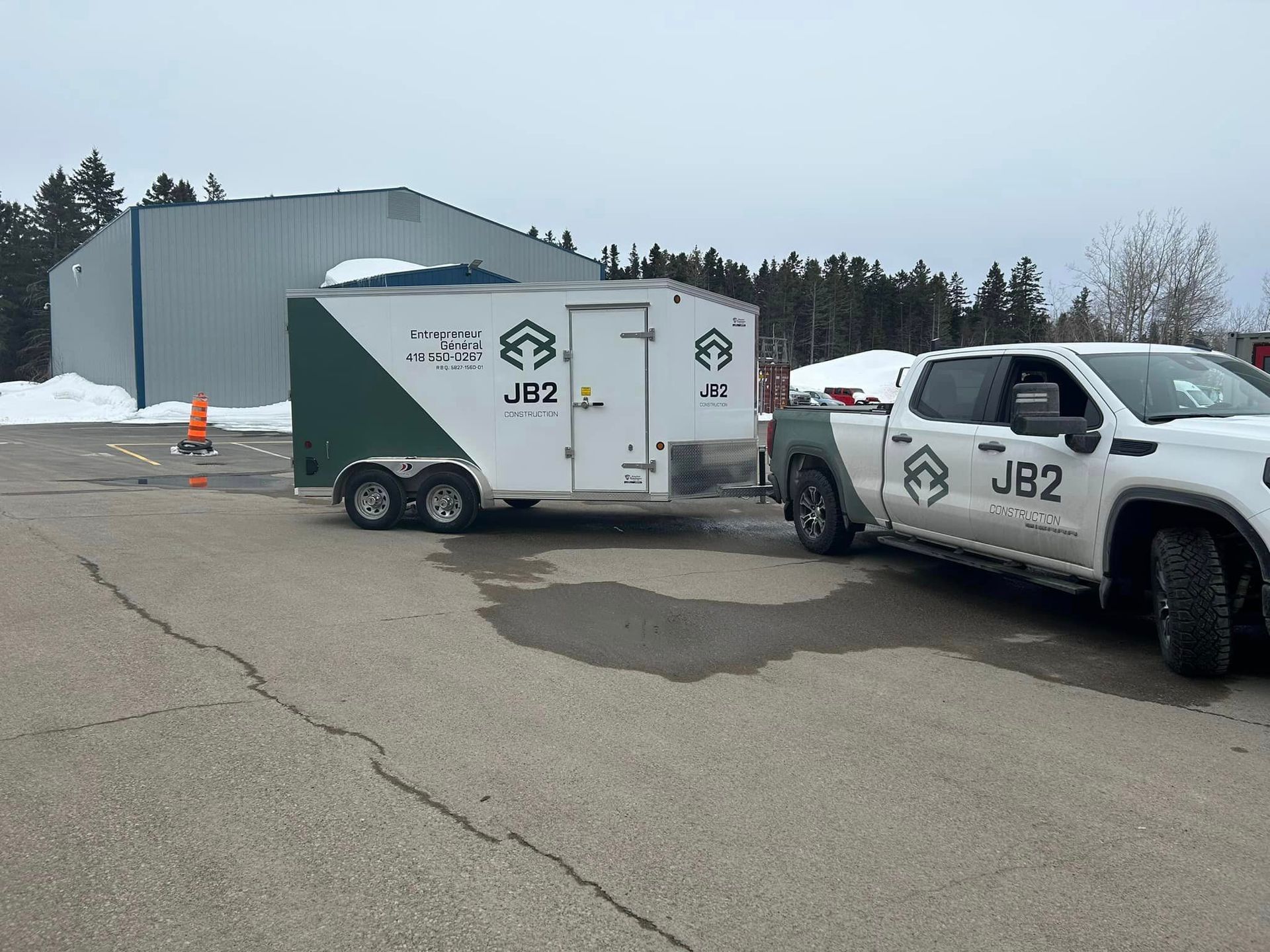 Un camion avec jb2 sur le côté tire une remorque.