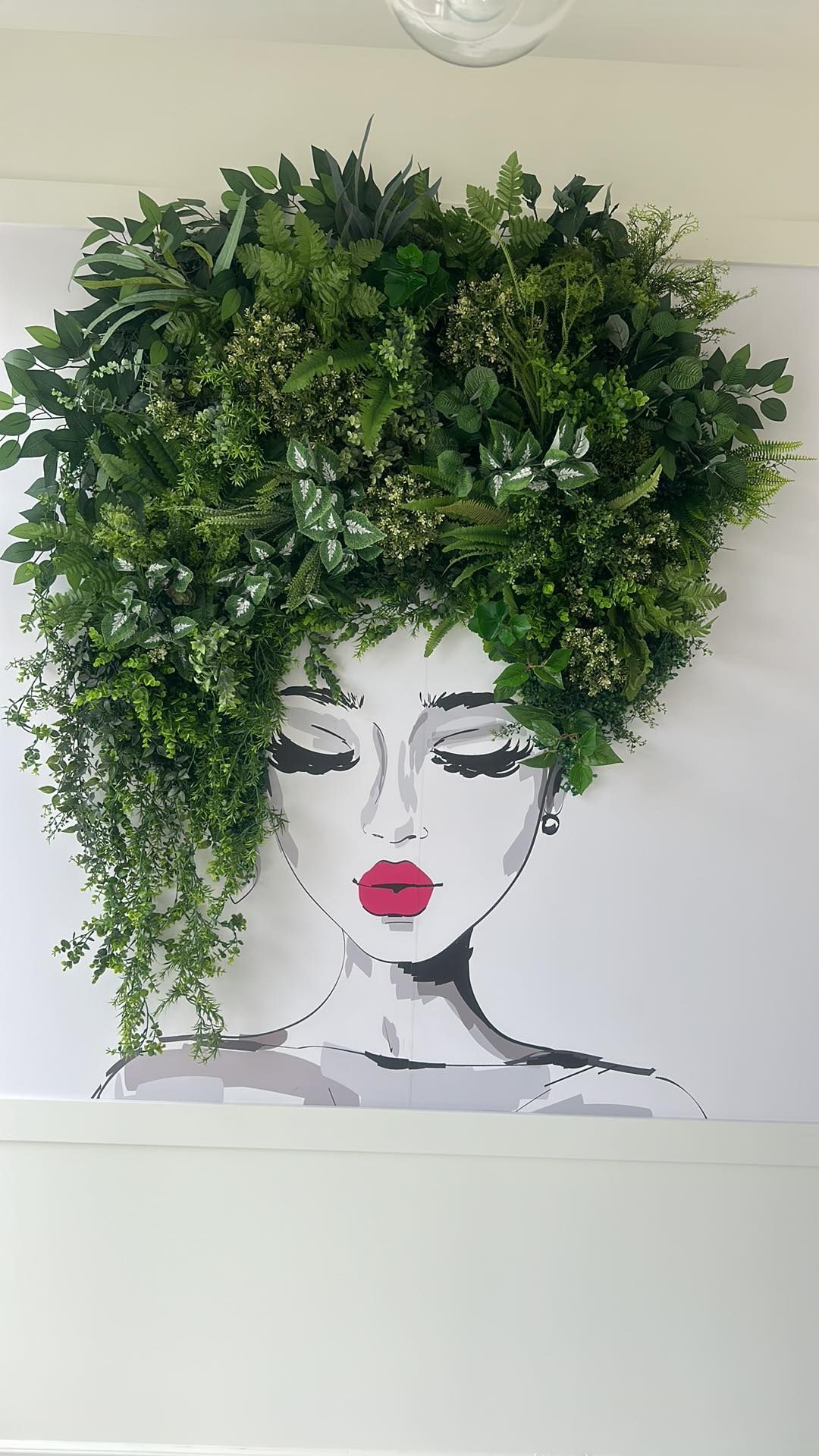 Une peinture représentant une femme avec une plante dans les cheveux.