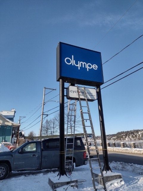 Un panneau bleu qui dit Olympe dessus