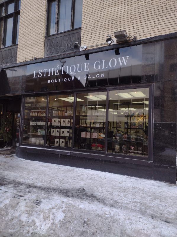 Une devanture de magasin avec une pancarte indiquant Esthetique Glow