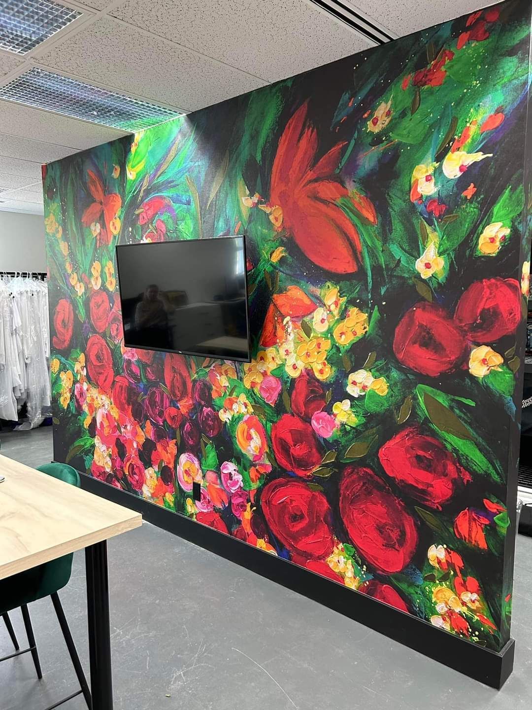 Un mur avec l’image d’un clavier et d’écouteurs dessus