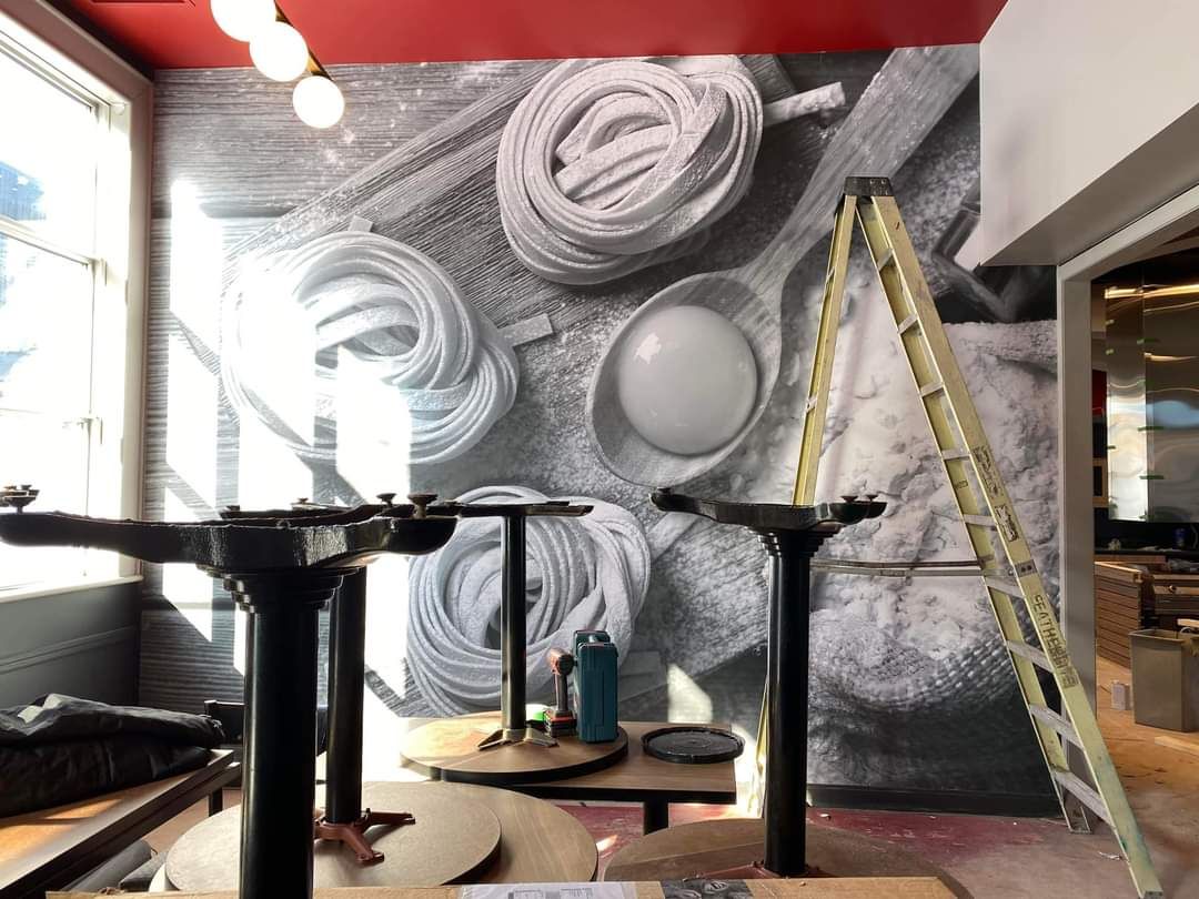 Une cuisine avec une grande fenêtre avec vue sur une ville.