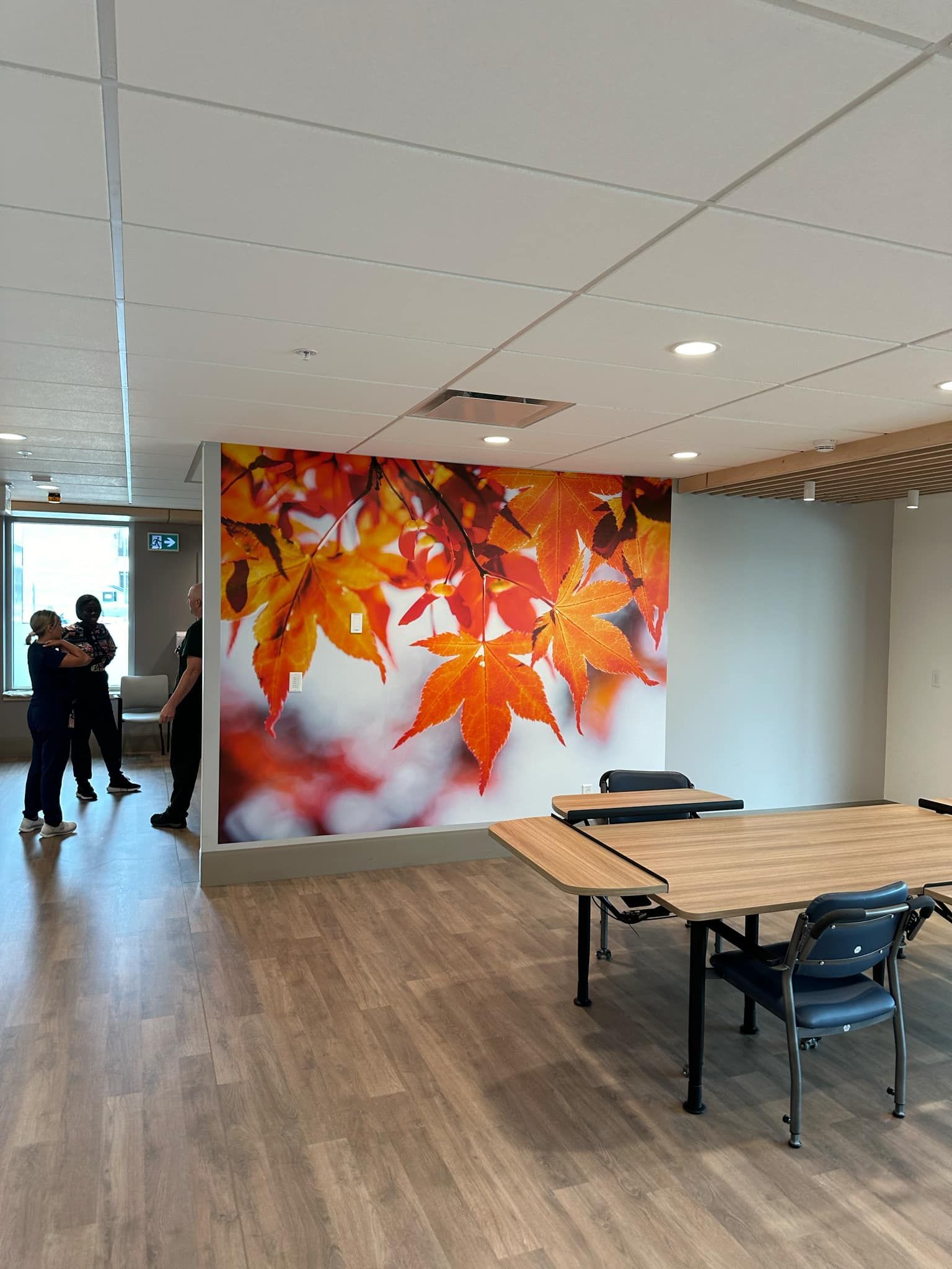 Un salon avec une grande photo d'une ville au mur