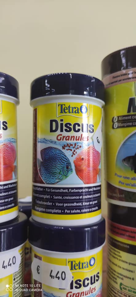 Barattoli di mangime per pesci