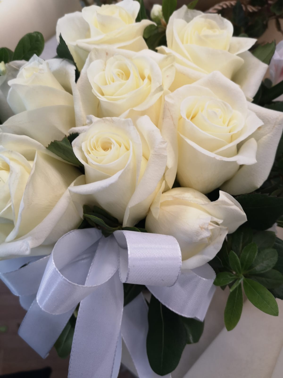 bouquet di rosse bianche