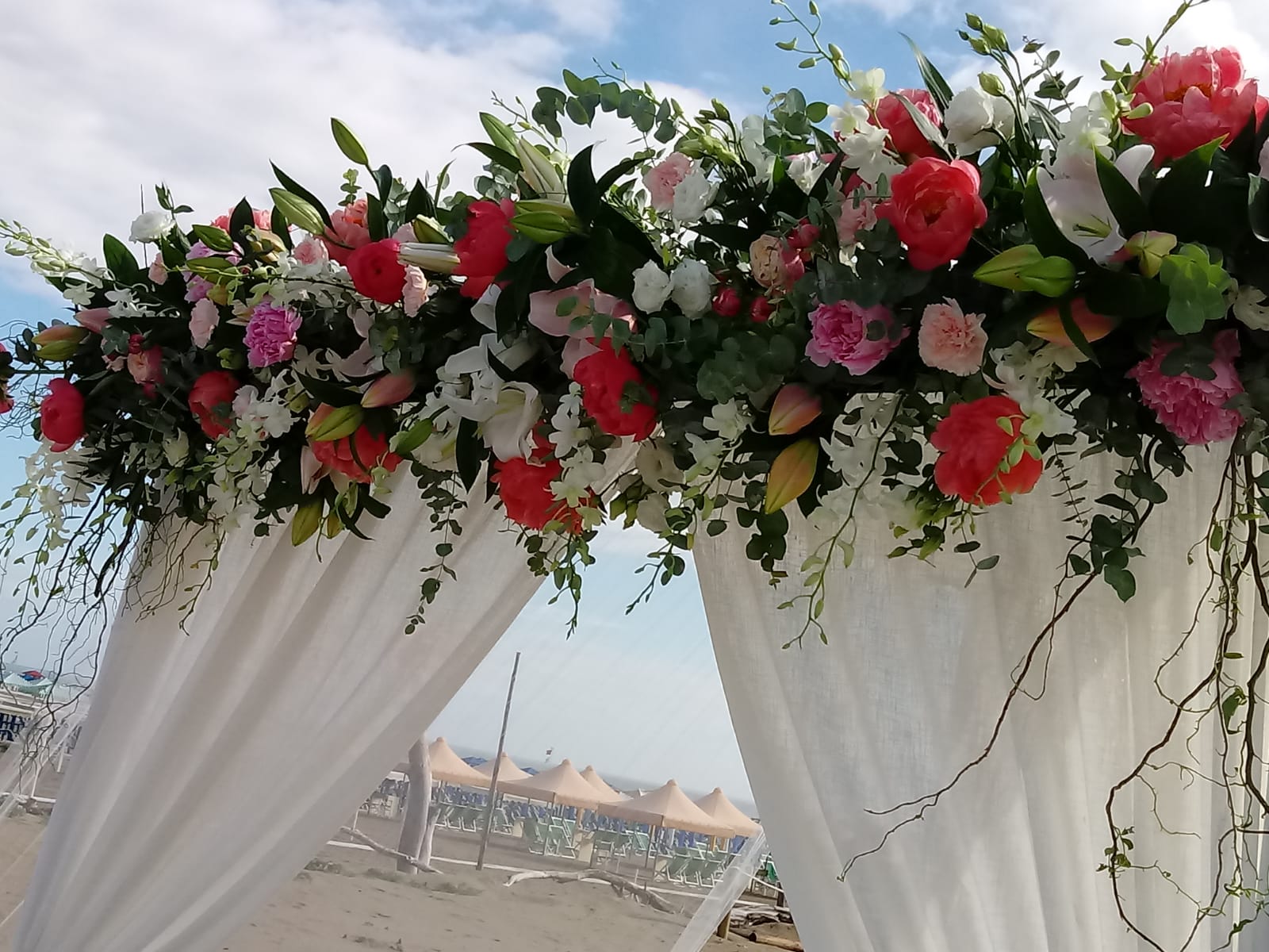 composizione floreale con tenda