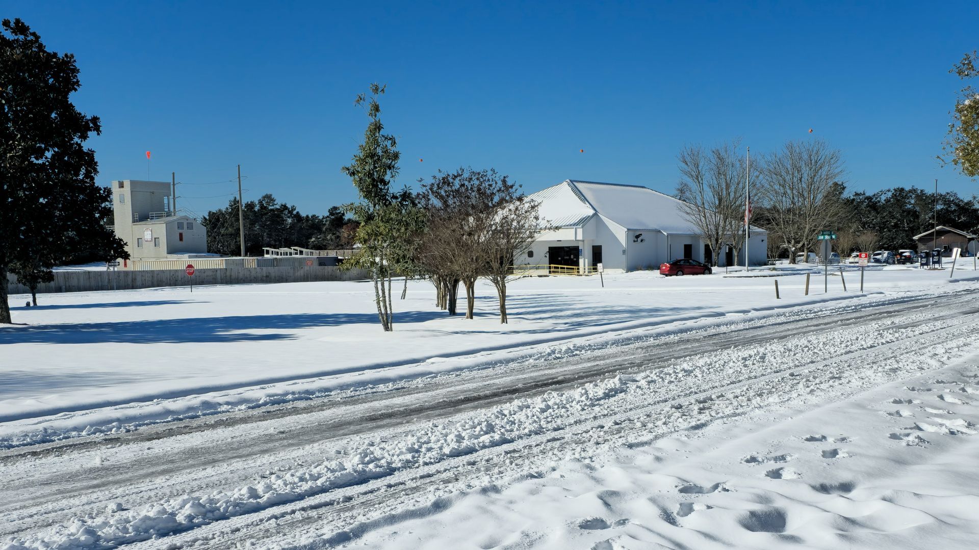 Snow at Orange Beach Post Office on Jan 23, 2025