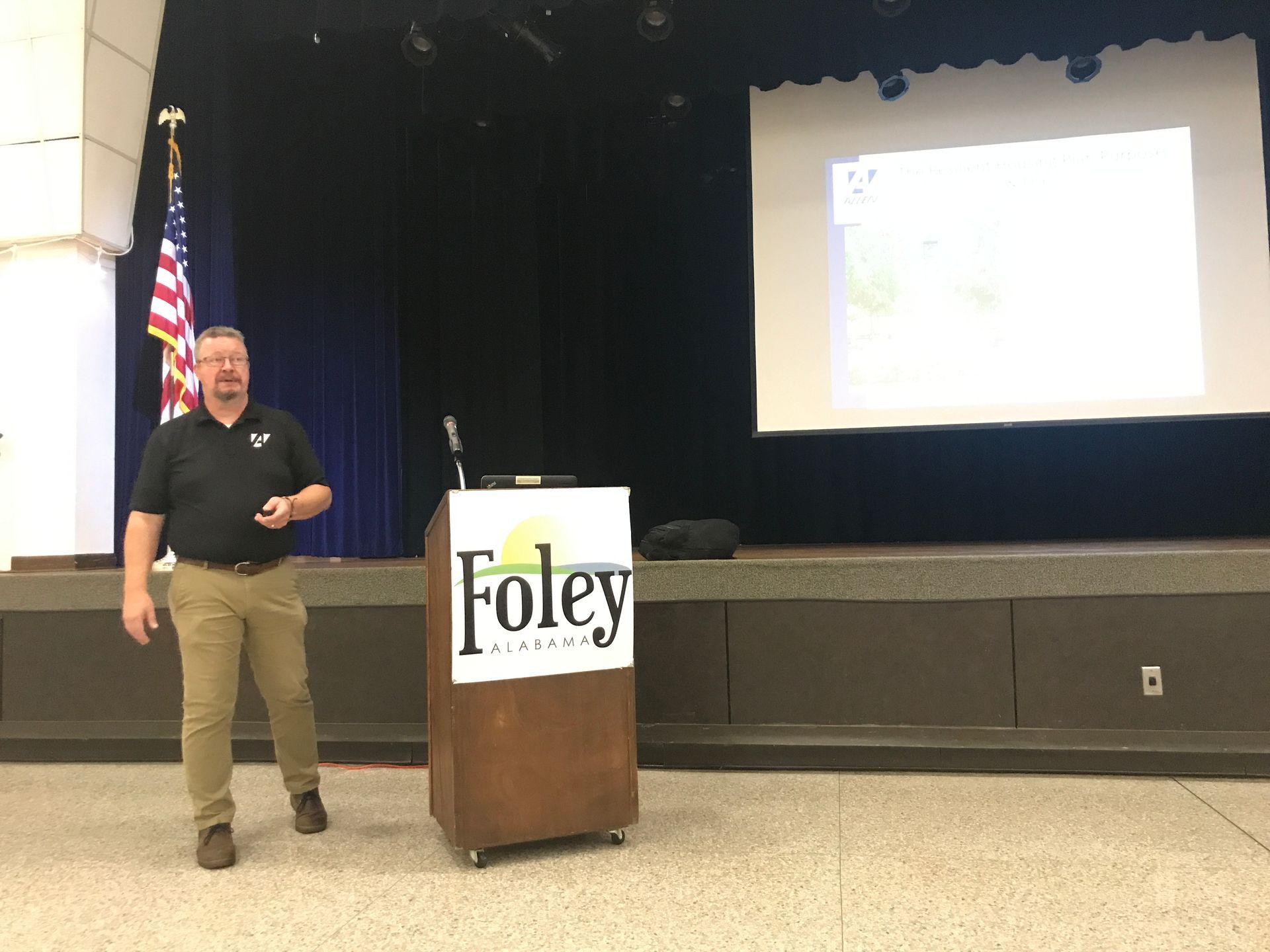 Jay Estes of Allen Engineering and Services, talks to Foley residents at a recent public meeting on the city’s Resilient Housing Plan.)