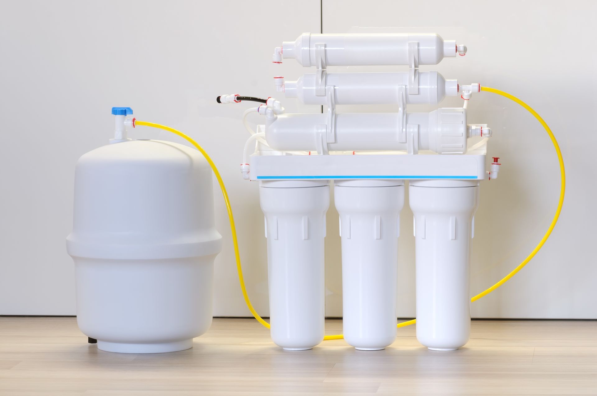 Reverse osmosis water system for home water purification.
