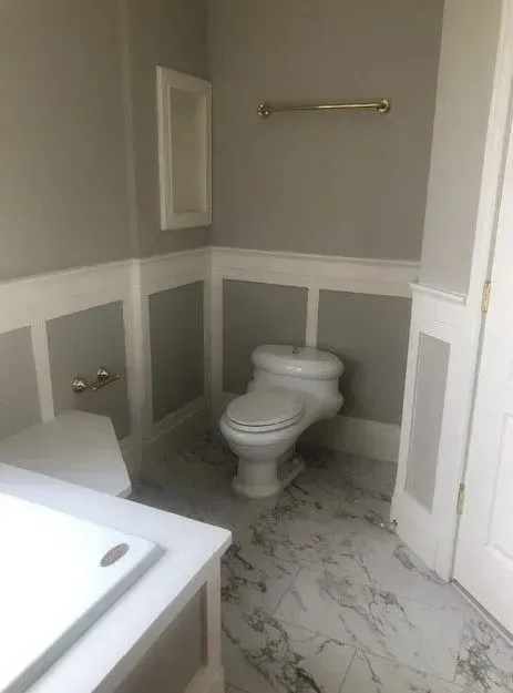 A bathroom with a toilet and a bathtub.