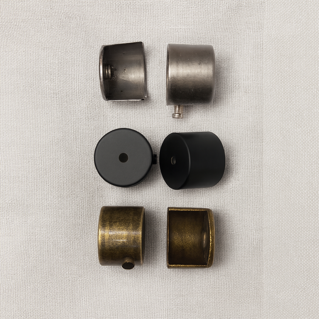 Seis soportes de barra de cortina de metal en negro, plata y oro sobre un fondo texturizado.