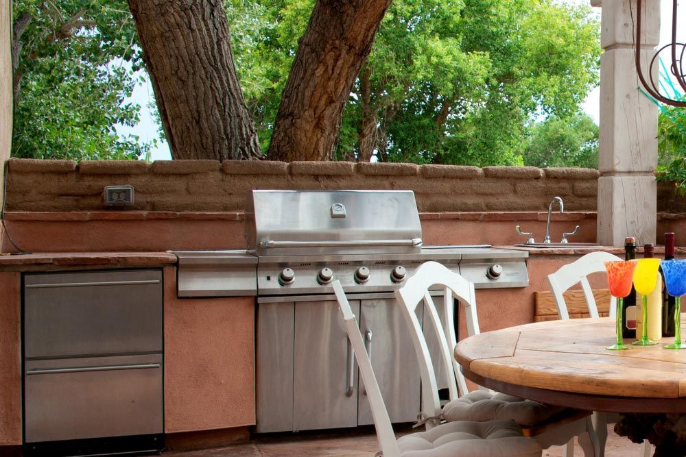 Outdoor Kitchen And Table In Nashville, TN
