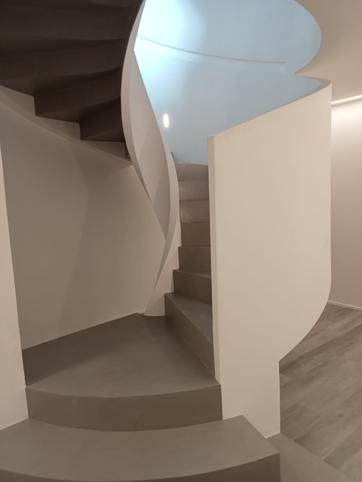 Scala elicoidale in cemento modena