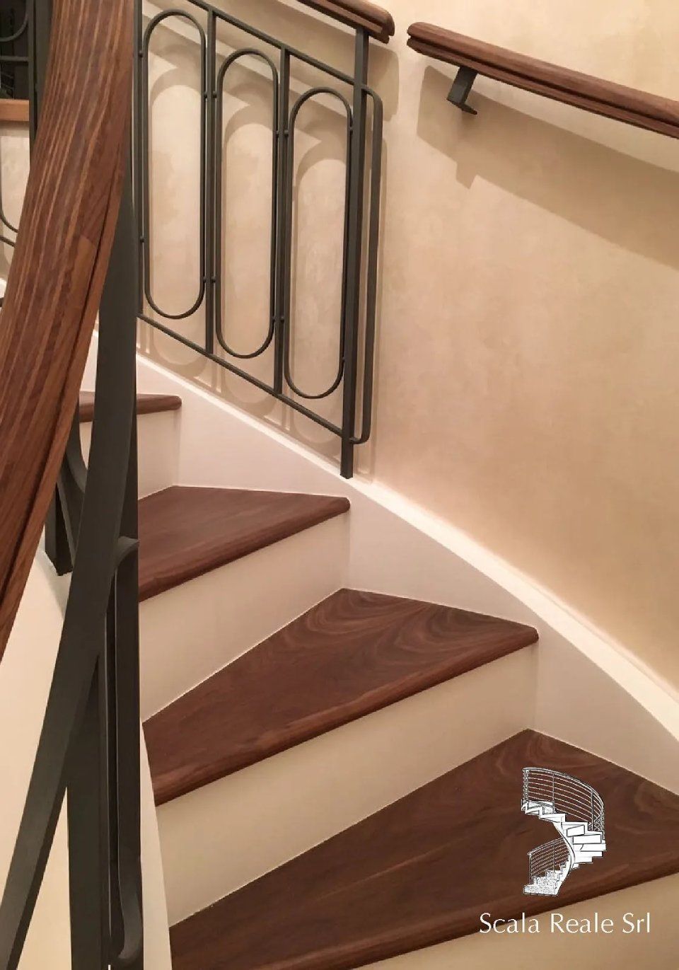 scala in legno a chiocciola in legno