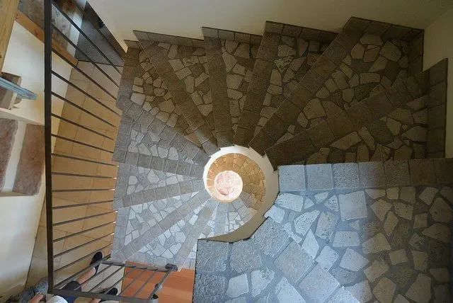 abitazione con scala ellittica in cemento