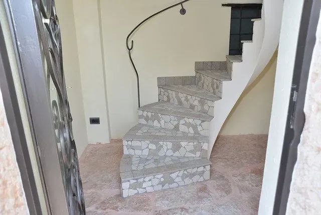 scala ellittica rivestita in cotto