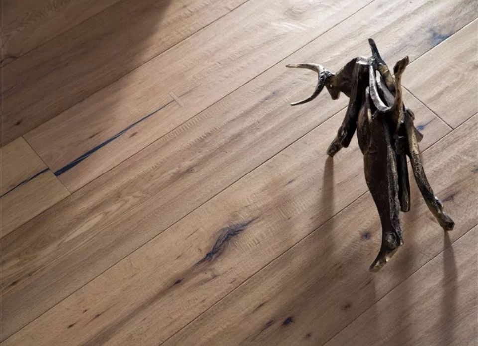 Pavimento in legno con statuina