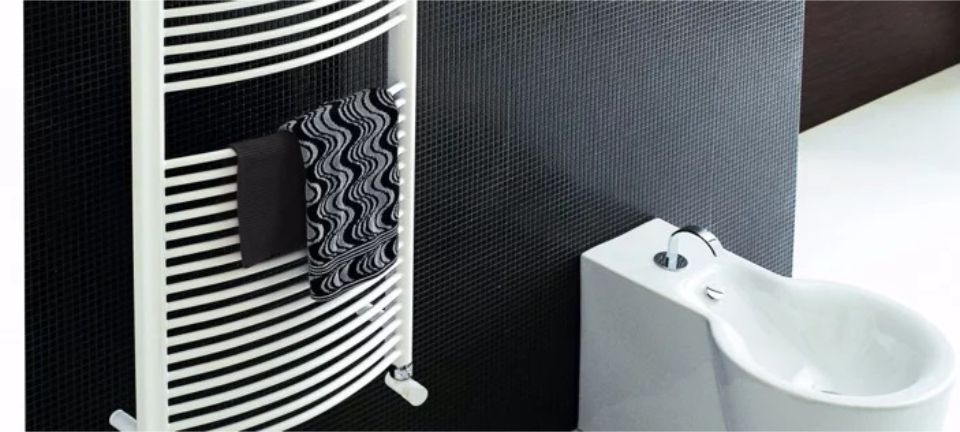 Termosifone da parete vicino a sanitario