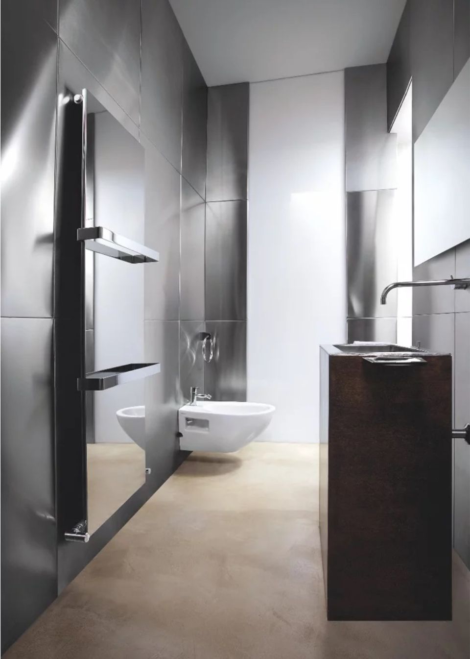 Termosifone a parete in bagno