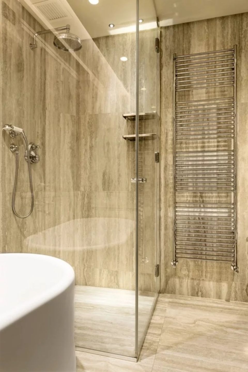 Termosifone da parete accanto a doccia