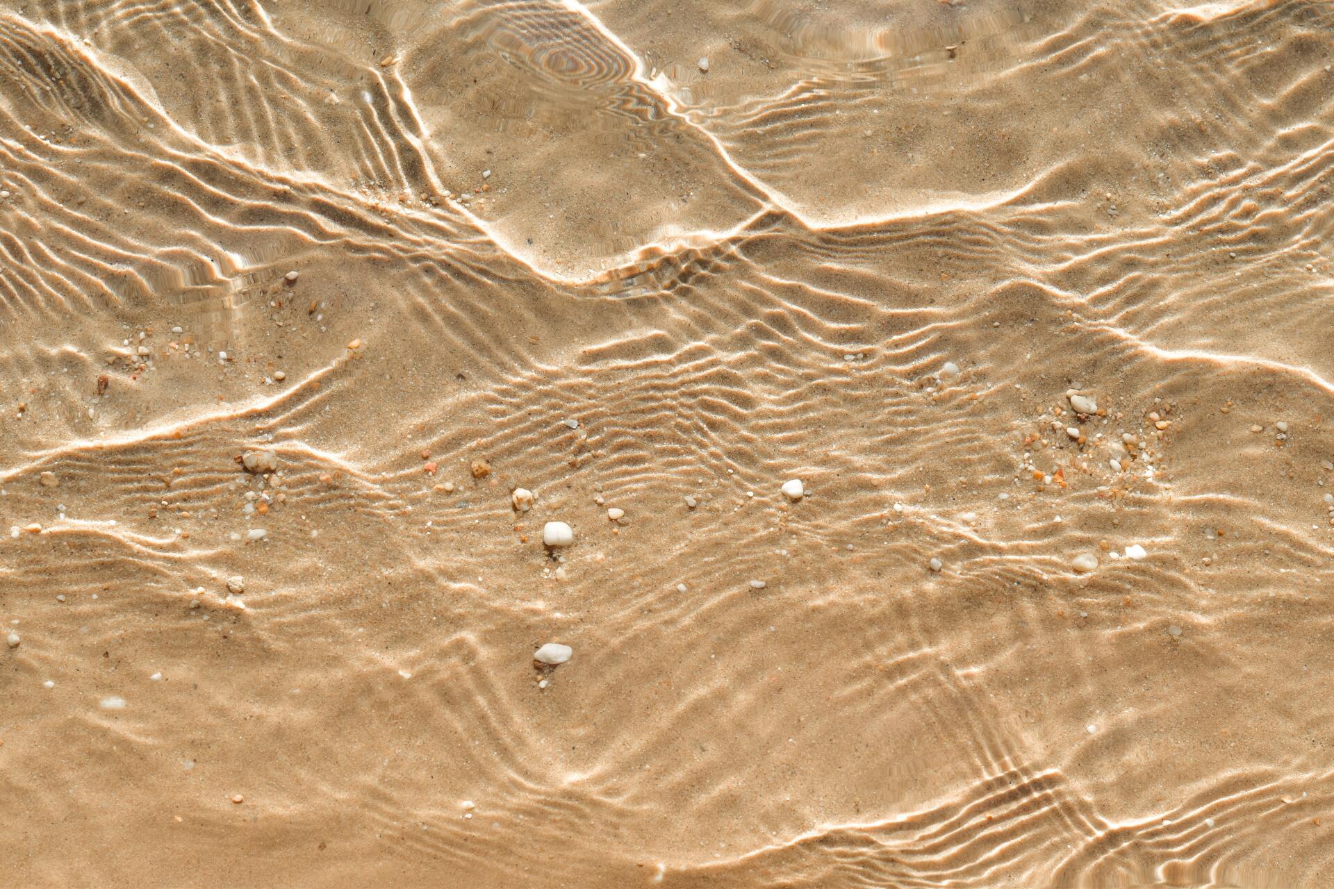 Sable sous un fine couche d'eau