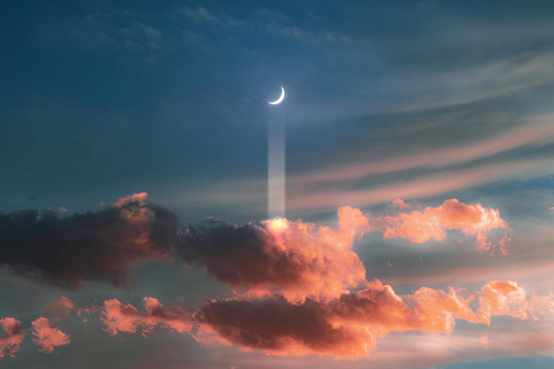 Lune dans un ciel aux lumières de crépuscule