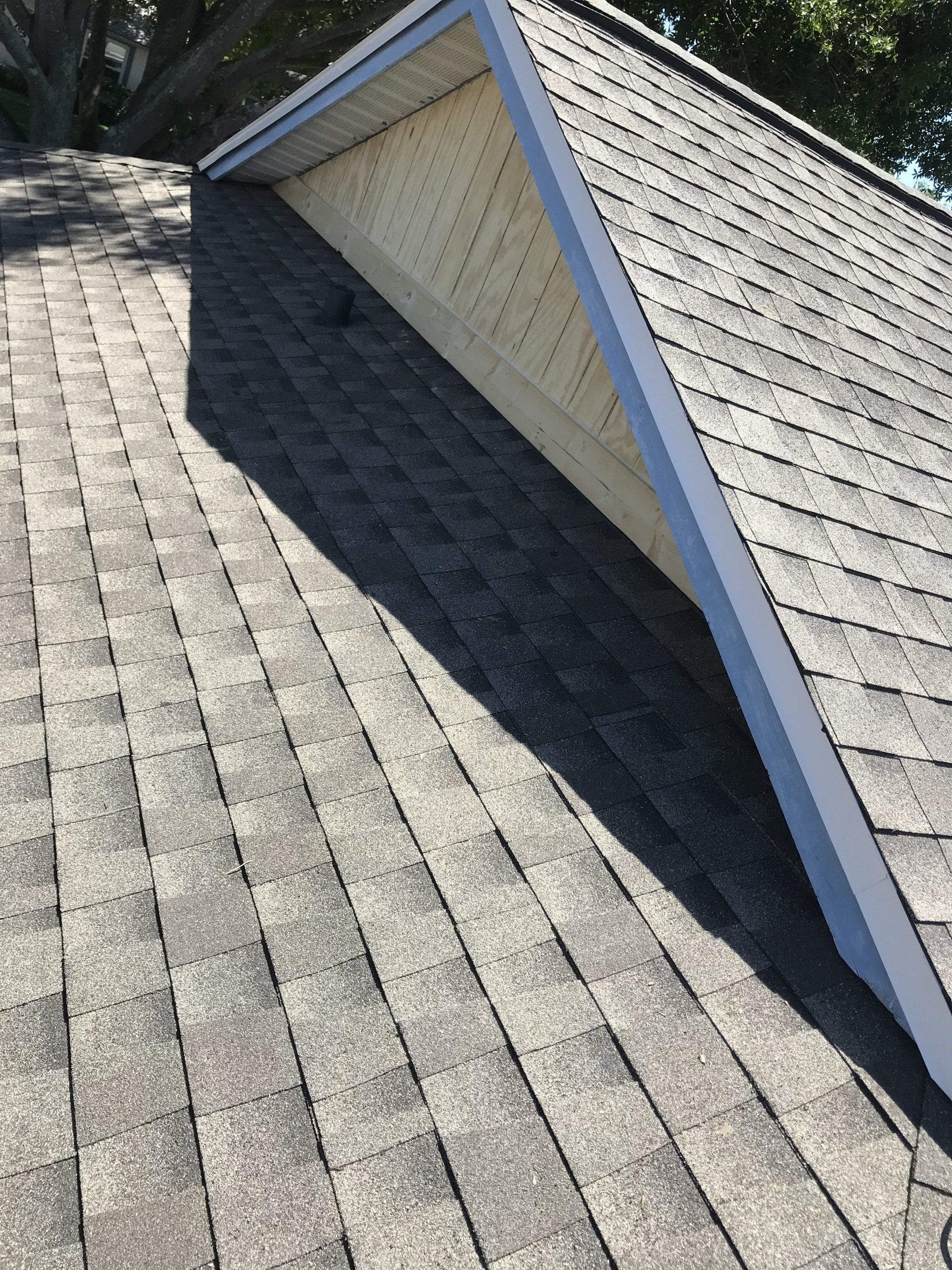 A roof with a triangle in the middle of it