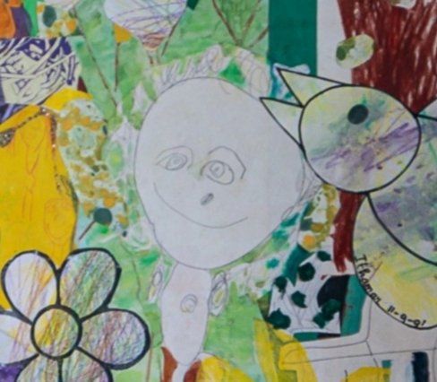 Tekening van een kind: Lachend gezicht met vogel en bloem tegen een kleurrijke, abstracte achtergrond.