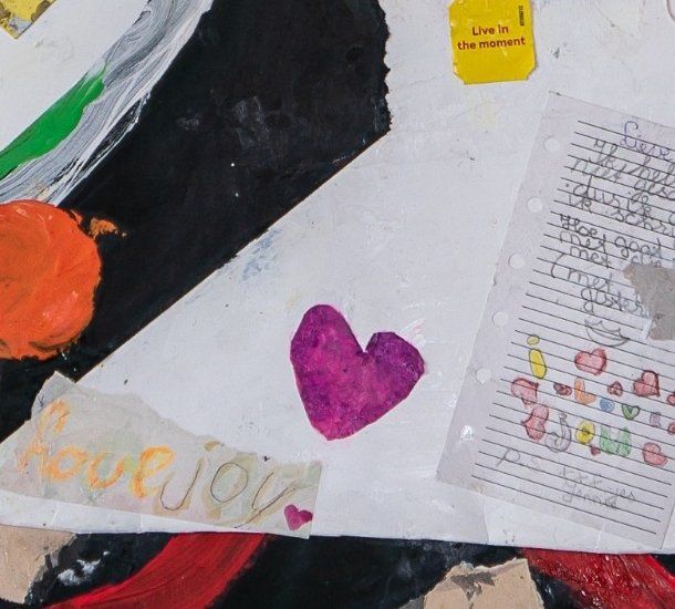 Een collage met een geschilderd paars hart, handgeschreven briefjes en kleurrijke accenten.