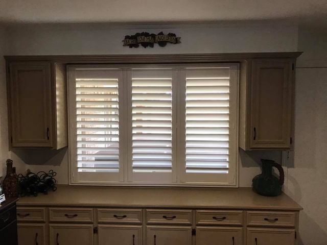 A Kitchen With A Vase On The Right – Lubbock, TX – Wilson Blind & Shutter
