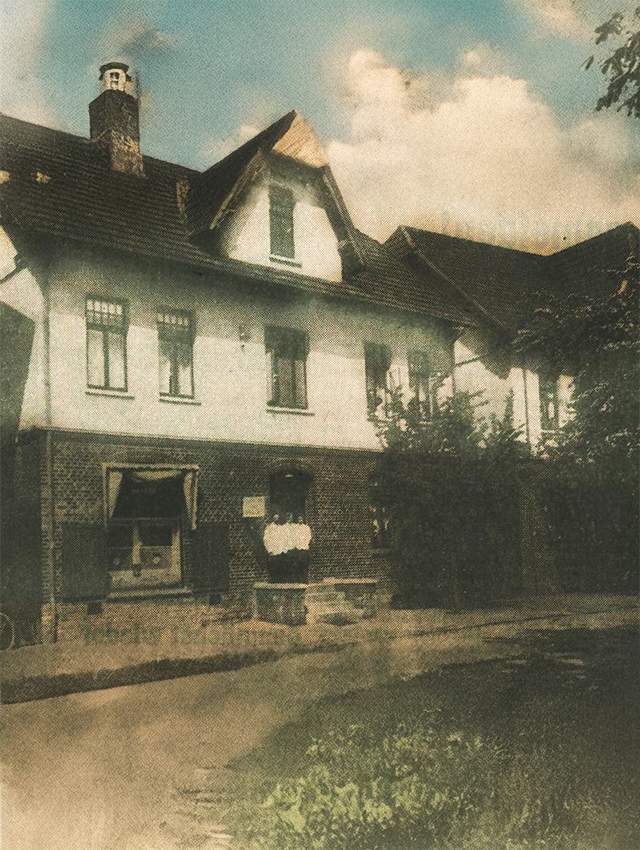 Ein altes Foto von einem Haus mit einem Schornstein oben drauf