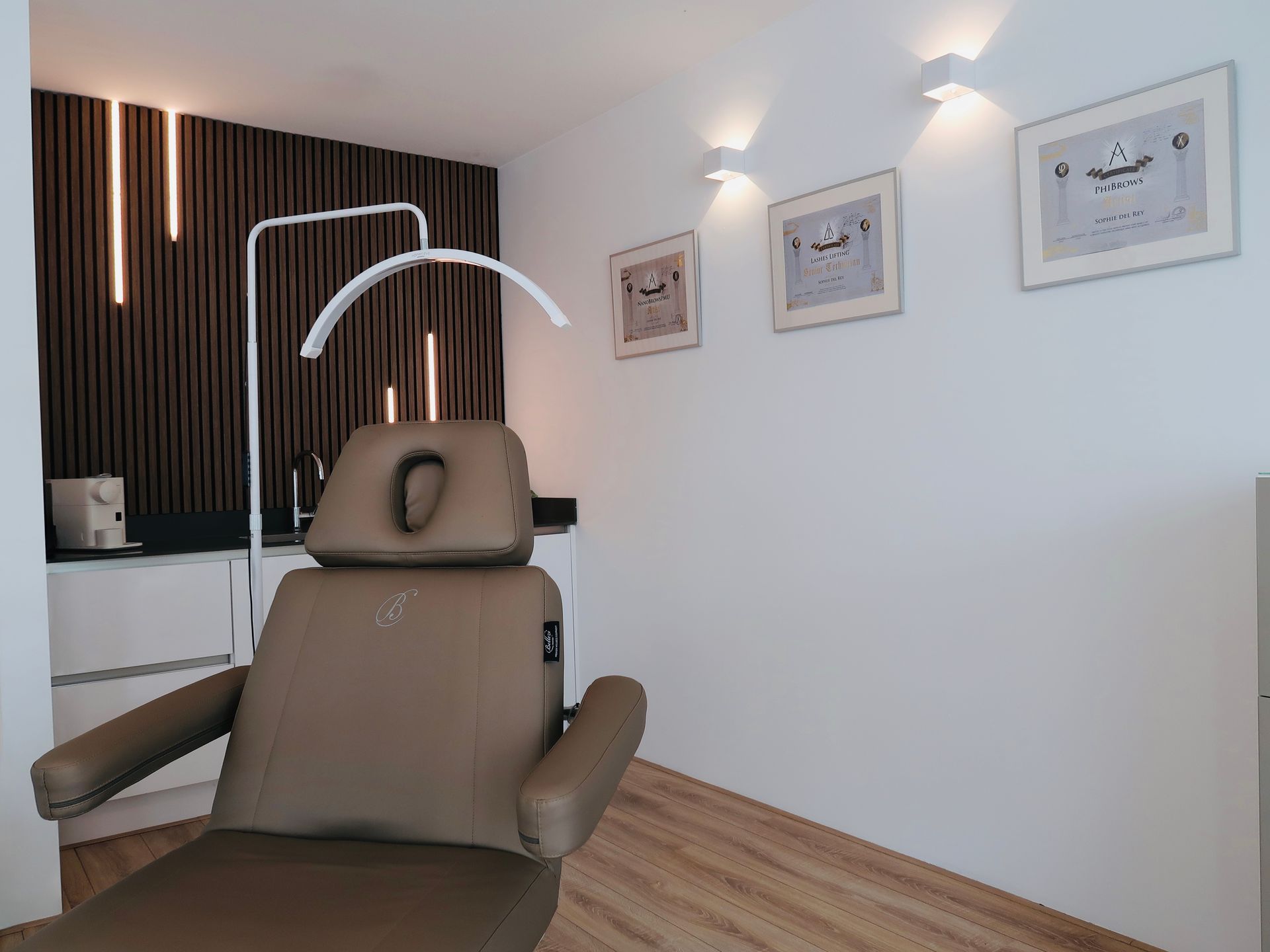 Een witte stoel staat in een kamer naast een machine