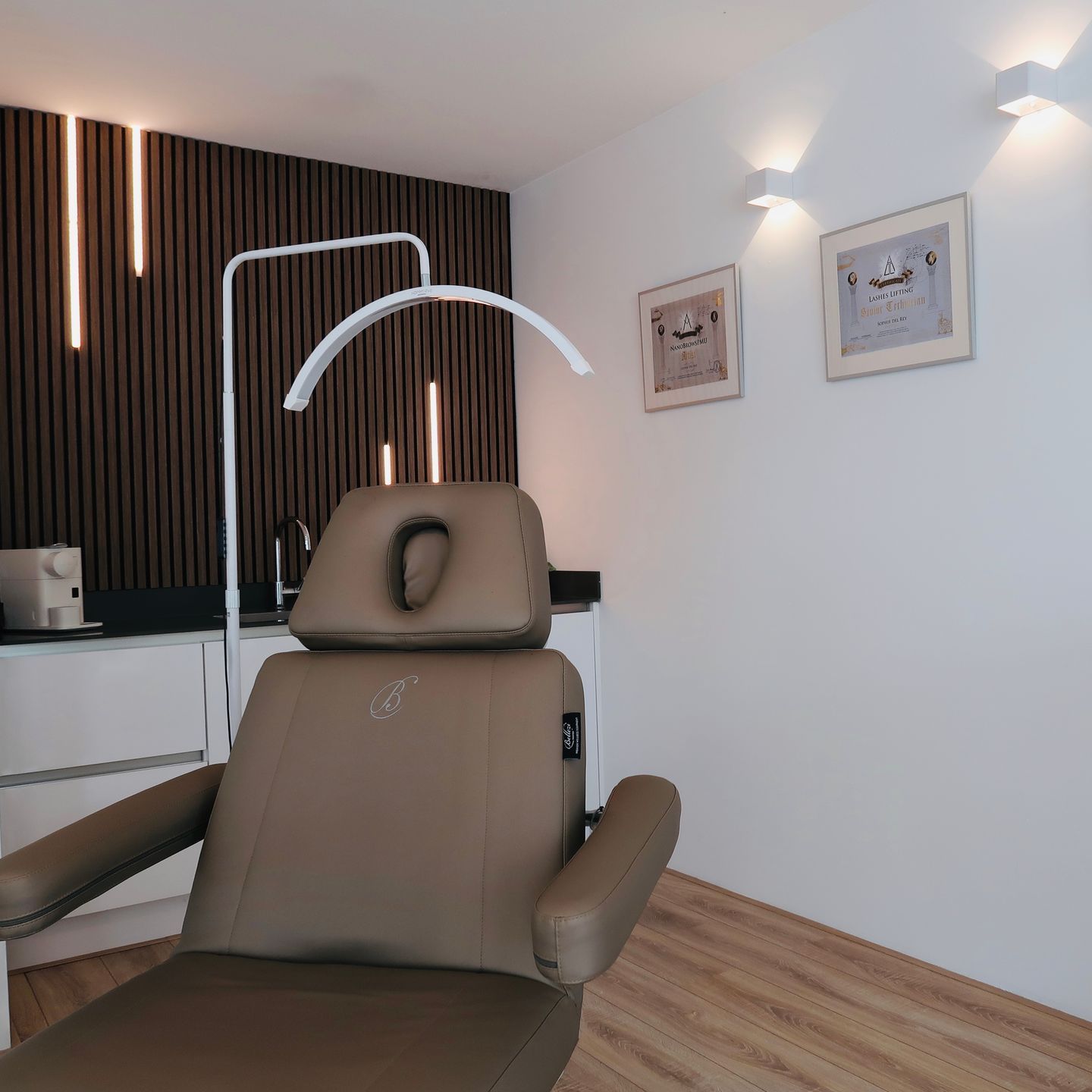 Een witte stoel staat in een kamer naast een machine
