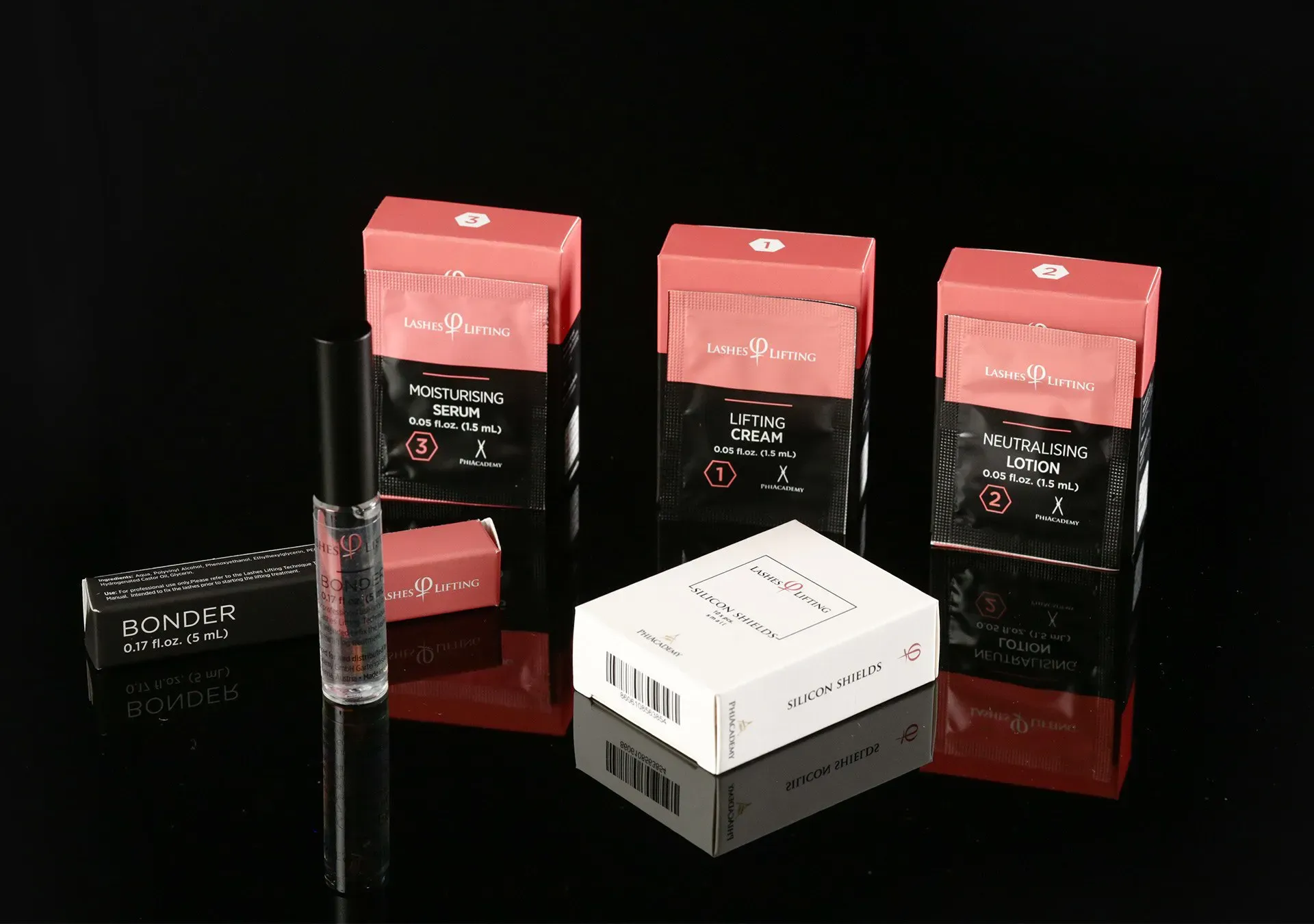 Op een tafel staan ​​een paar dozen lippenstift