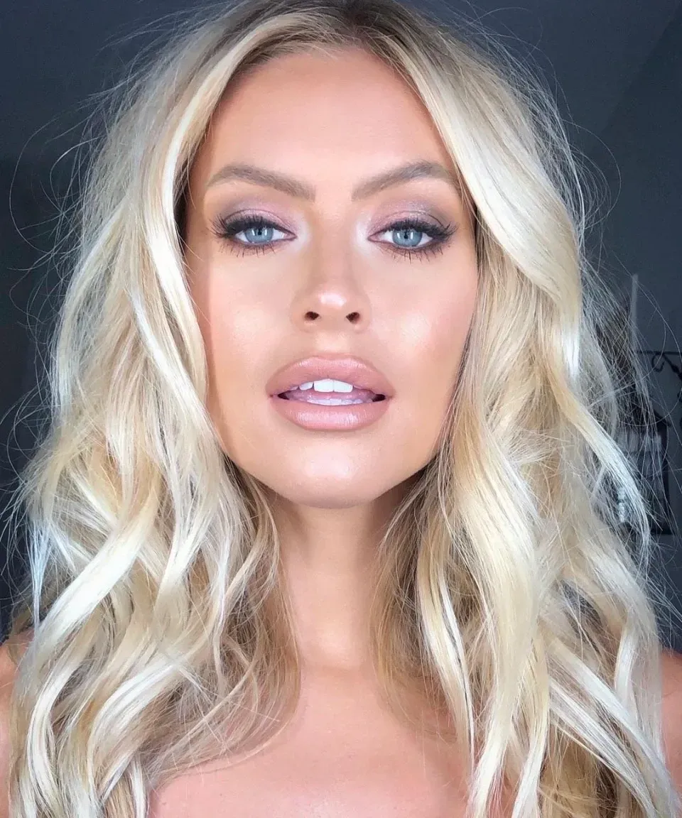 Eine Nahaufnahme des Gesichts einer Frau mit blonden Haaren und blauen Augen