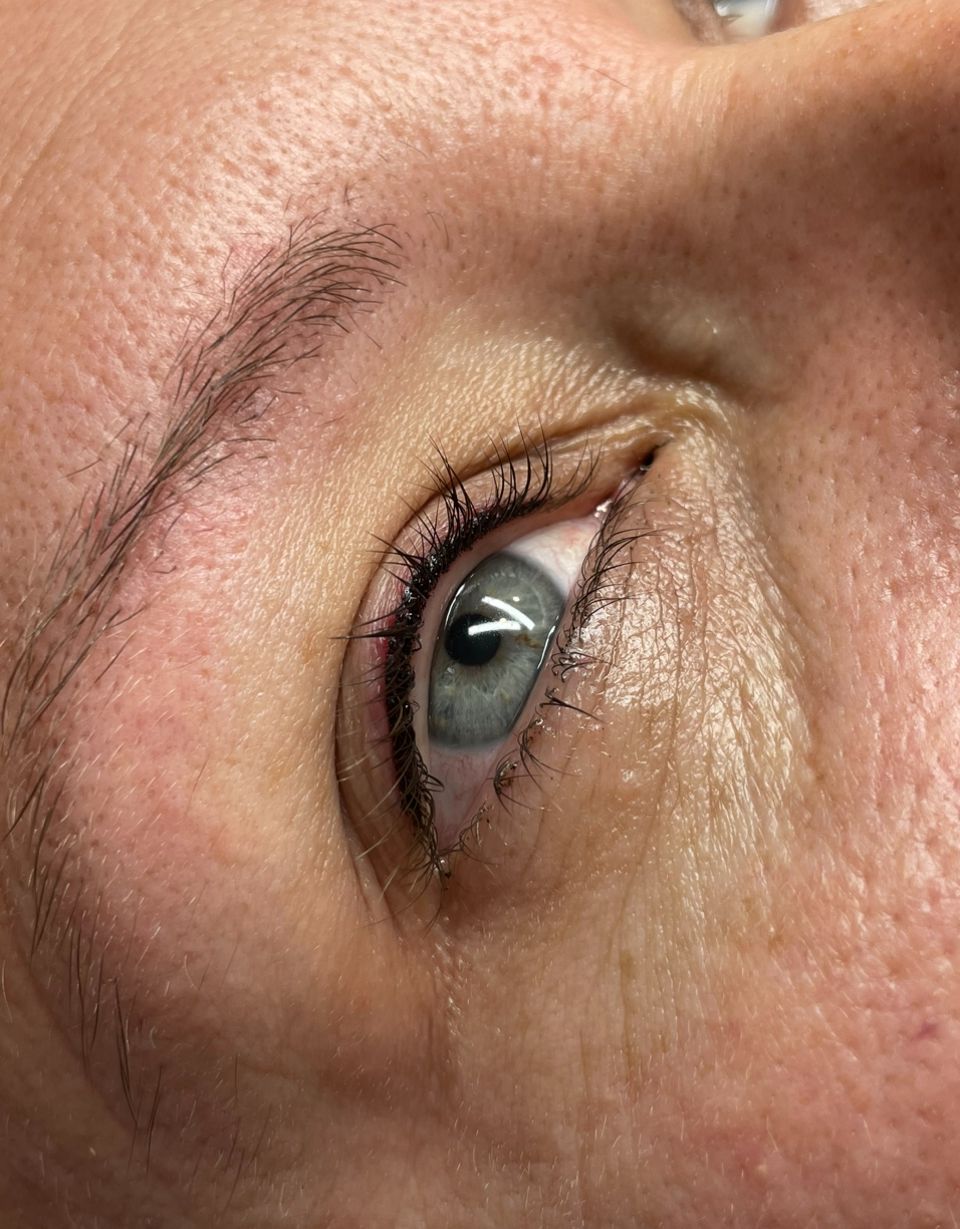 Un primo piano dell'occhio di una donna con del mascara sopra.