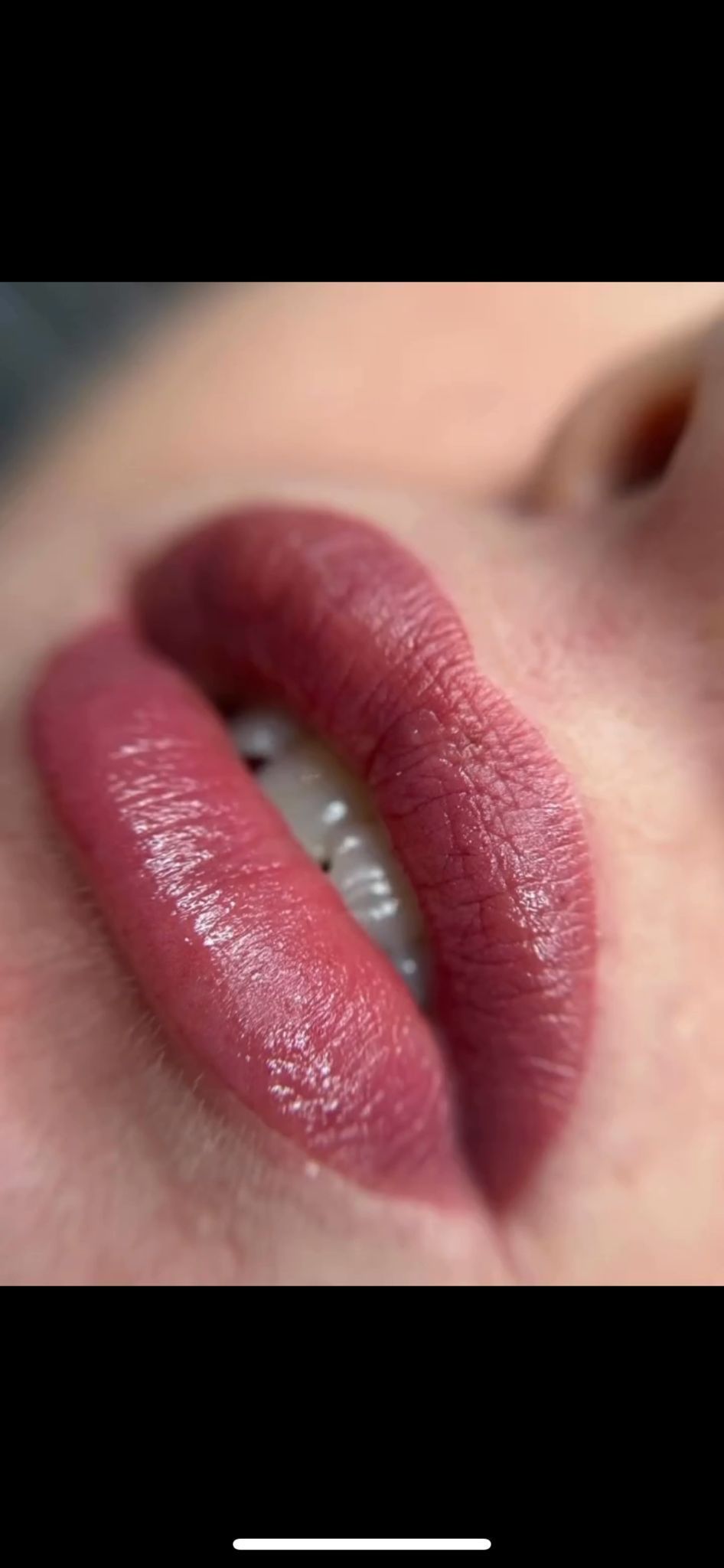 Un primo piano delle labbra di una donna con il rossetto sopra.