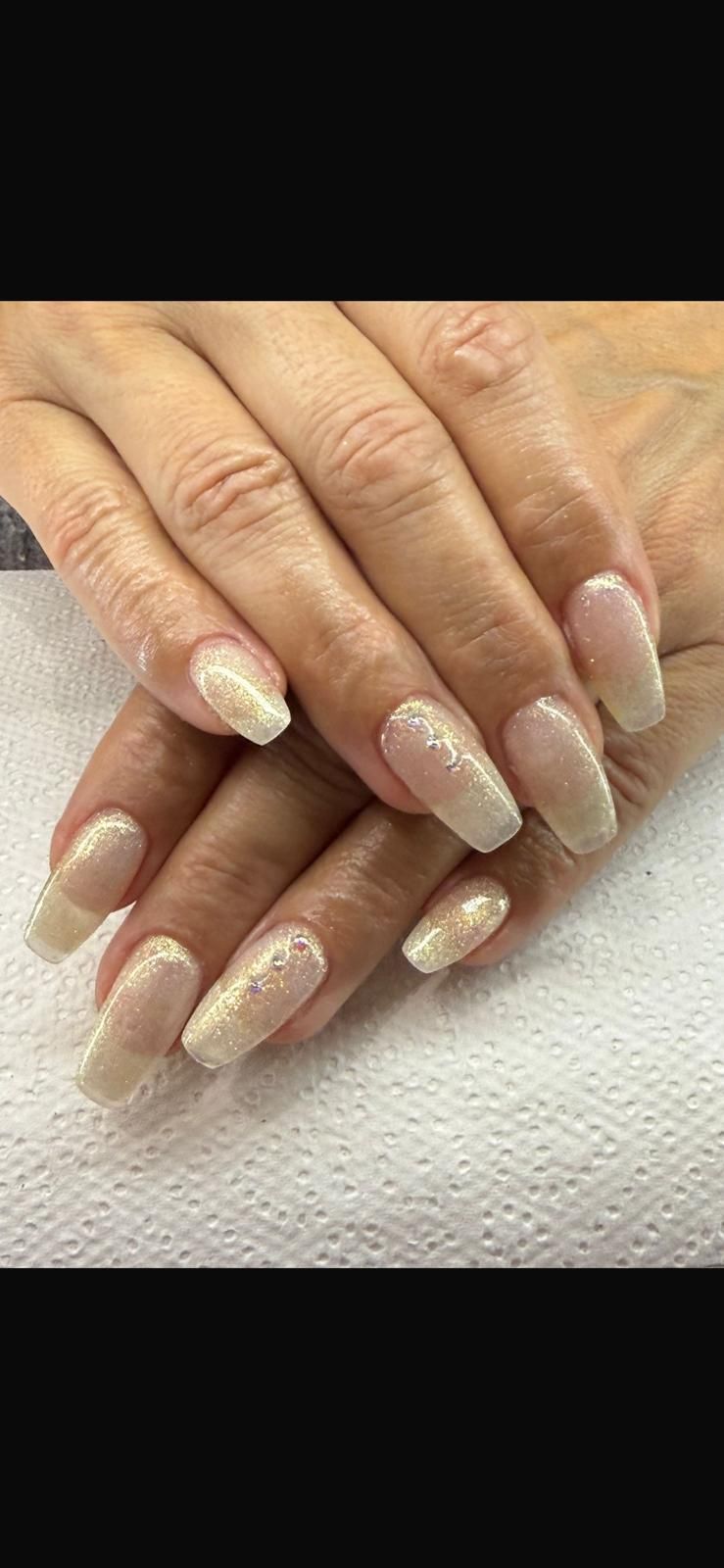 Un primo piano delle mani di una donna con le unghie lunghe.