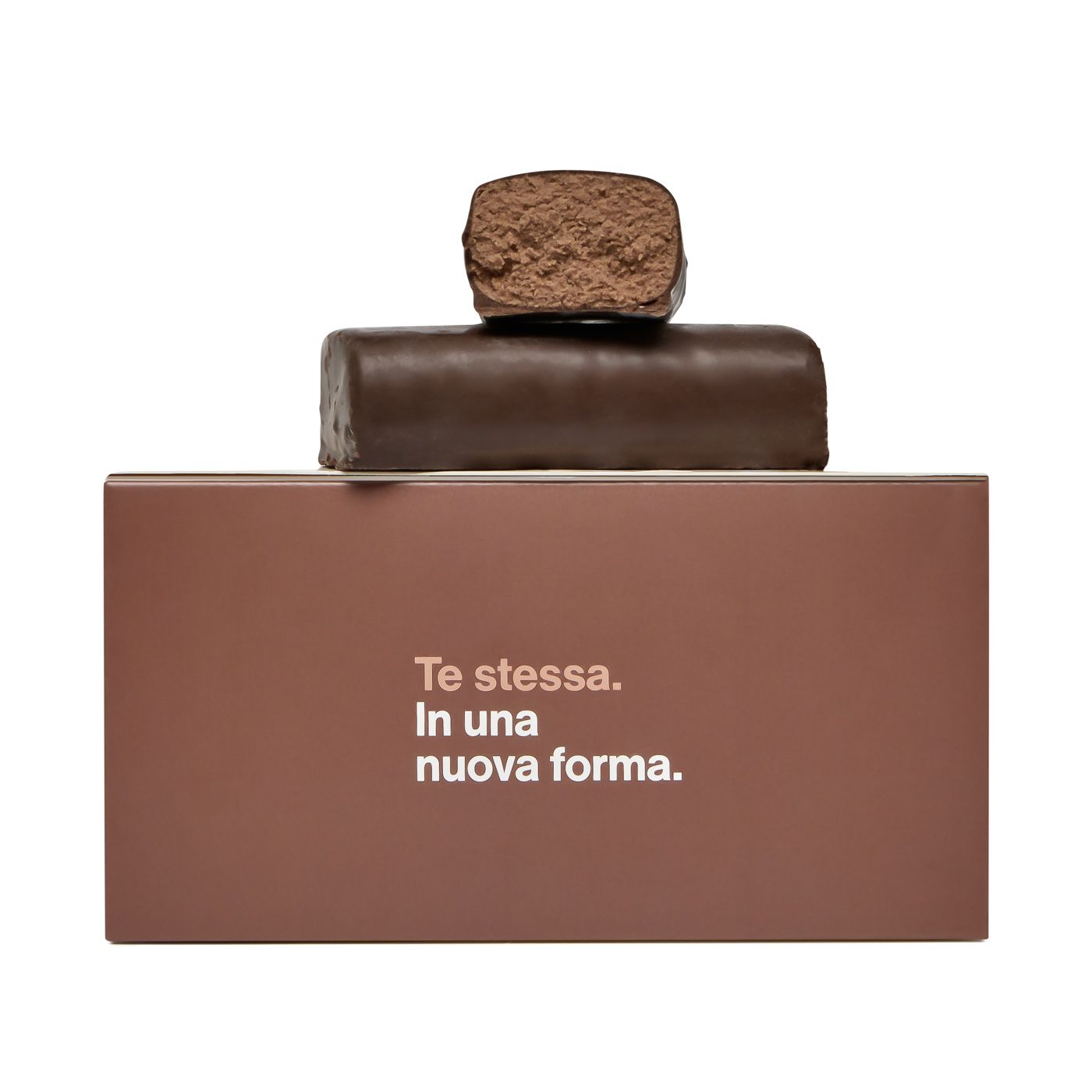 Una tavoletta di cioccolato è appoggiata sopra una scatola che dice te stessa in una nuova forma.