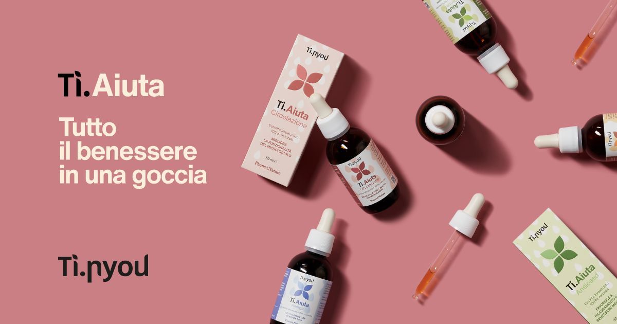 Un gruppo di bottiglie e scatole su una superficie rosa.