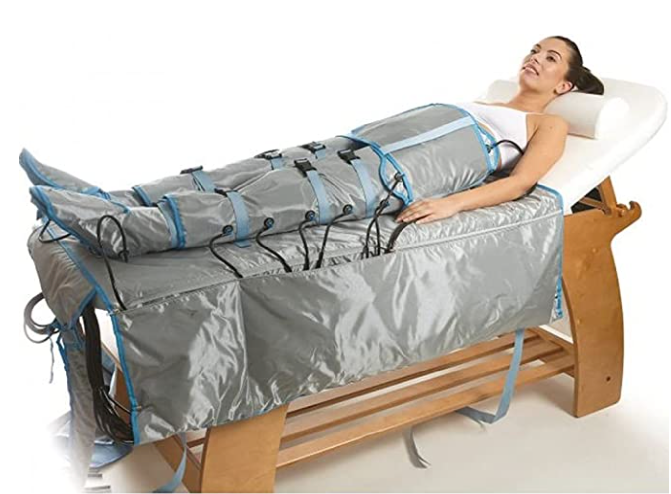 Una donna è sdraiata su un letto con una coperta sul corpo.
