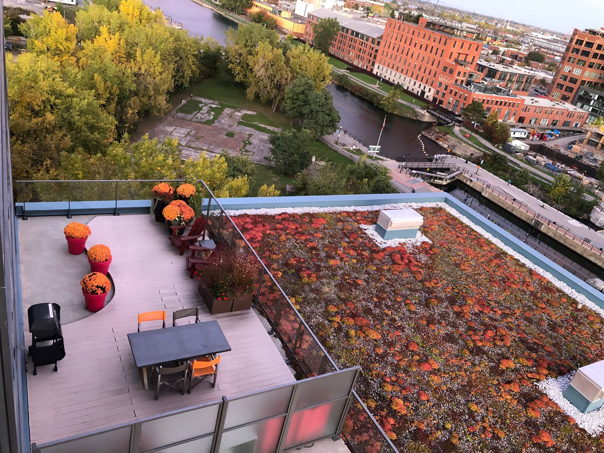 Une vue aérienne d'une terrasse sur le toit avec une table et des chaises