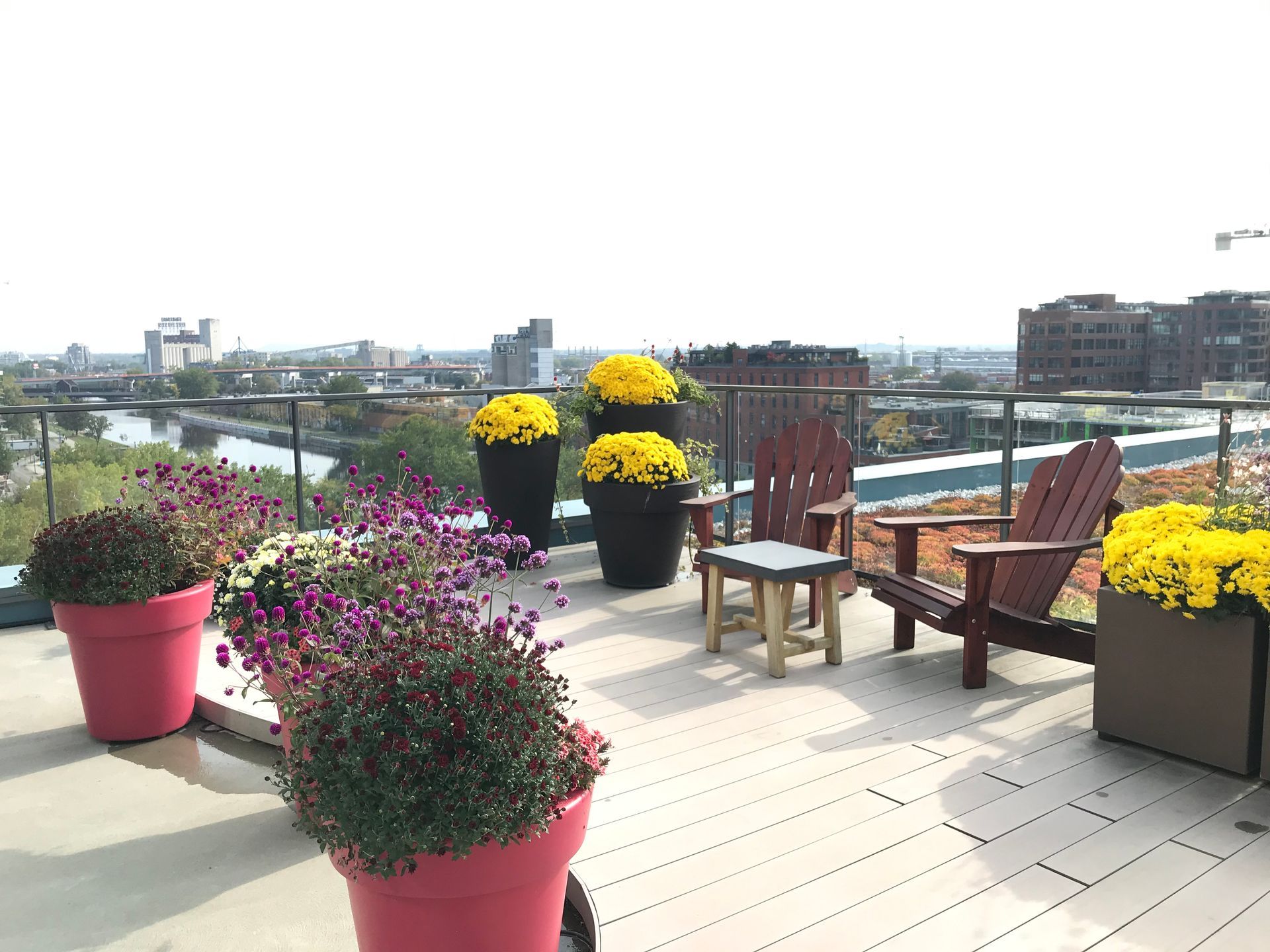 Un balcon avec des chaises et des plantes en pot dessus
