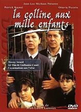 Movie poster: Family of four in front of a gate; woman, man, and two boys. Title in French.