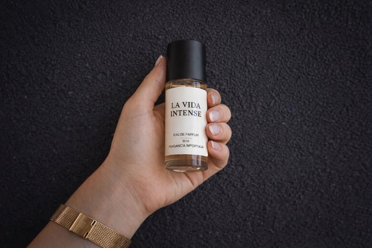 Frasco y caja de perfume Chanel nº 5 sobre tela color crema.